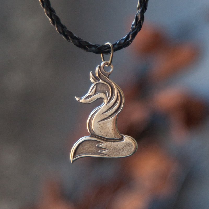Fox pendant on leather cord. Fox handcrafted necklace. Animal jewelry present. - 項鍊 - 其他金屬 橘色