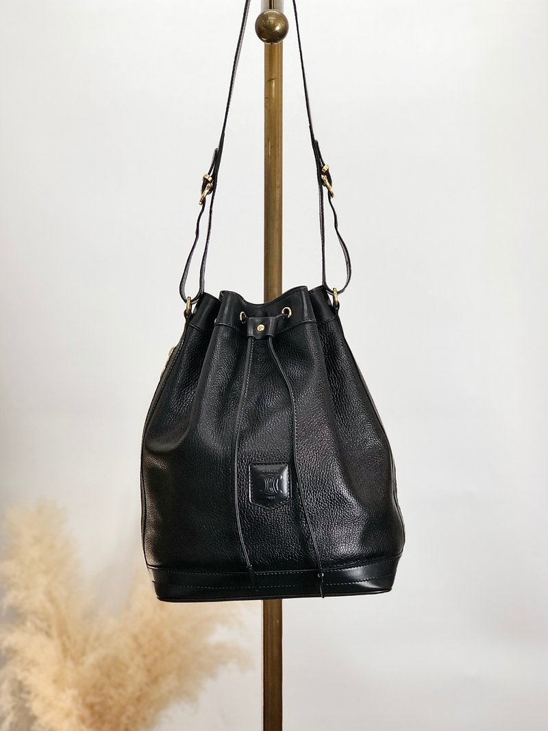 【 日本直送　名牌中古包 】CELINE セリーヌ ショルダーバッグ ブラック ブラゾン型押し レザー サイドジップ 巾着 vintage dw8eb4 - 側背包/斜背包 - 真皮 黑色
