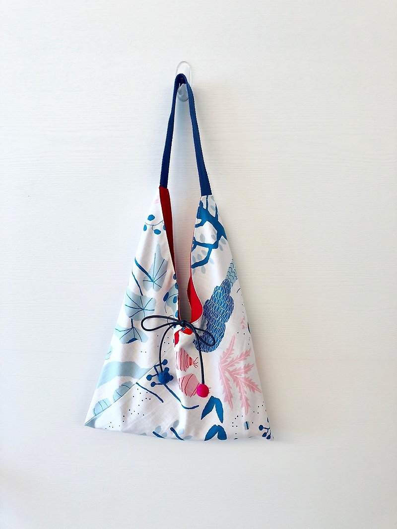 Triangle shoulder bag / medium size / graffiti - กระเป๋าแมสเซนเจอร์ - ผ้าฝ้าย/ผ้าลินิน สีน้ำเงิน