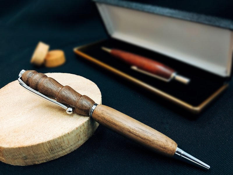 Detailed British style ballpoint pen unique wooden walnut hand made pen - อุปกรณ์เขียนอื่นๆ - ไม้ สีนำ้ตาล