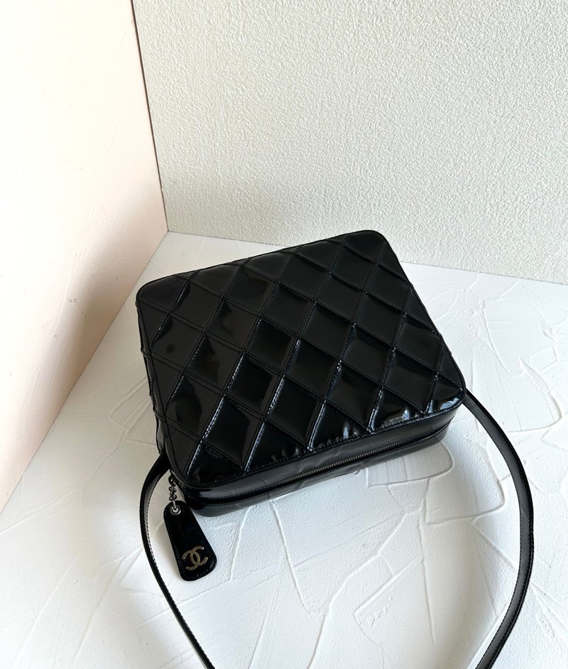 稀有中古二手Chanel黑色金標漆皮皮革小盒子腋下包單肩側背孭手袋 - 側背包/斜背包 - 真皮 