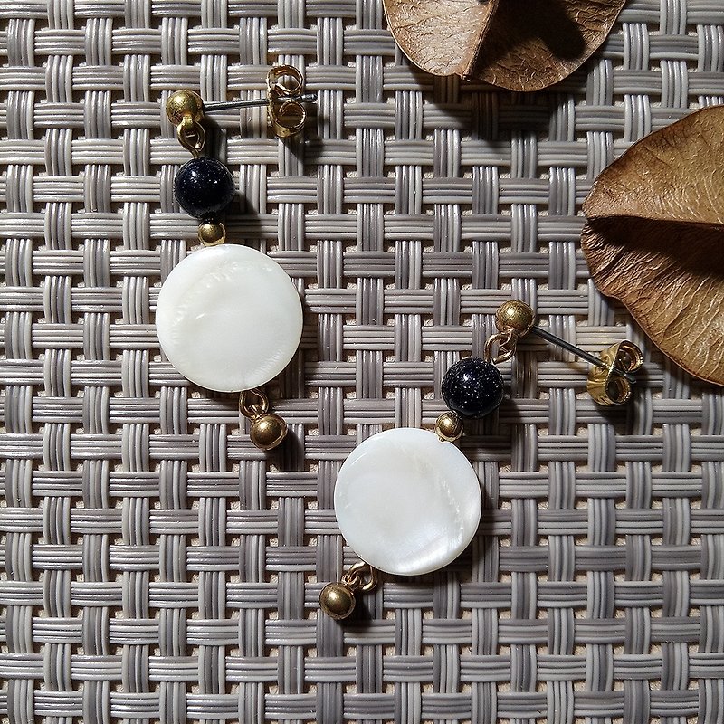 <round shell> brass earring flat shell ear pin/ear clip - Earrings & Clip-ons - Other Materials White