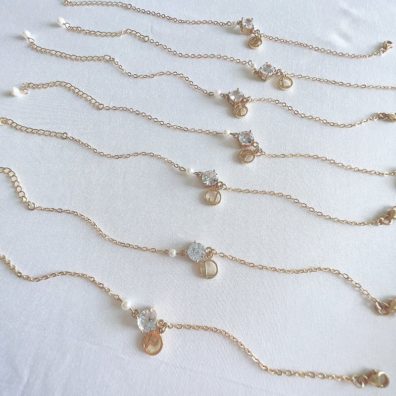 [Customized] Pearl Amphibole Letter Gold Bracelet Wedding Sister Bridesmaid Wedding Creative Gift - สร้อยข้อมือ - โลหะ หลากหลายสี