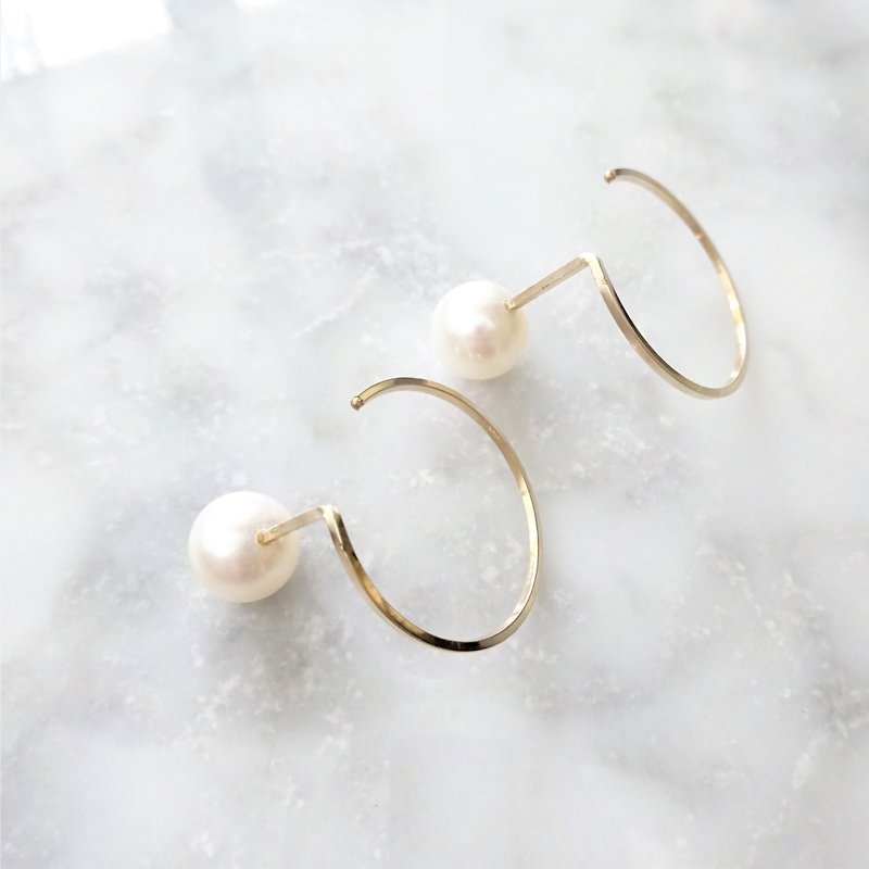 14 kgf * Freshwater pearl CIRCLE pierced earring - Earrings & Clip-ons - Gemstone White