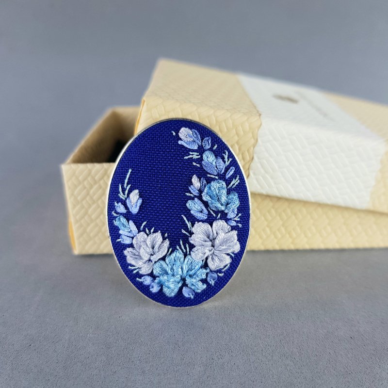 Ribbon embroidered blue brooch for her - 胸針 - 絲．絹 藍色