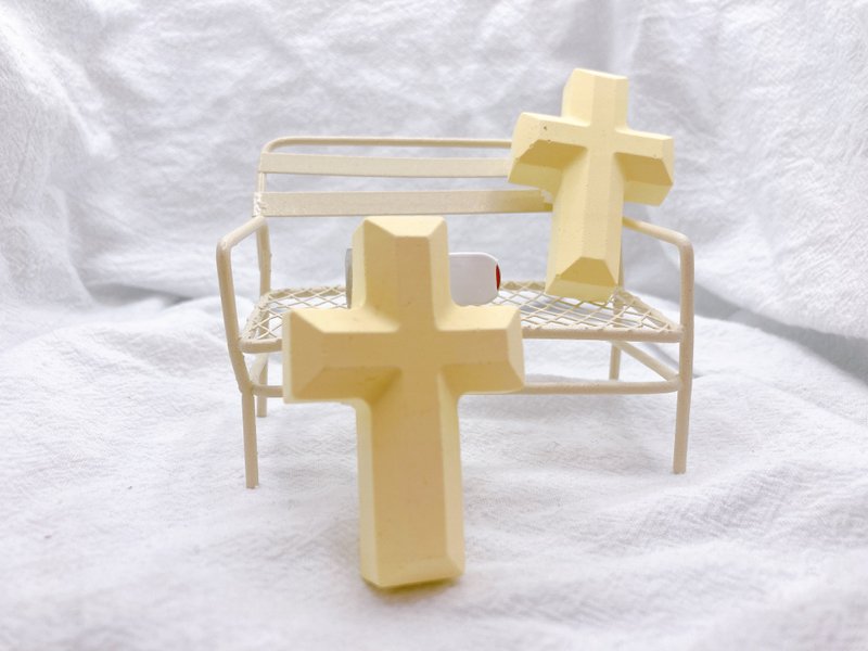 Handmade Fragrance Stone Carry up the cross and follow you (air outlet clip style) - น้ำหอม - วัสดุอื่นๆ สีเหลือง