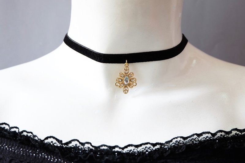 Black velvet choker with diamond charm - Necklaces - Other Materials Black