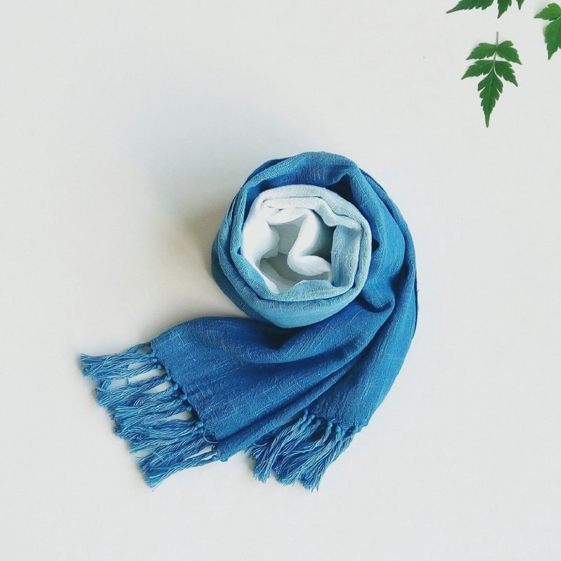 Christmas gift box handmade blue dyed original gradient cotton scarf blue dyed handmade thick scarf plant dyed warm - ผ้าพันคอถัก - ผ้าฝ้าย/ผ้าลินิน สีน้ำเงิน