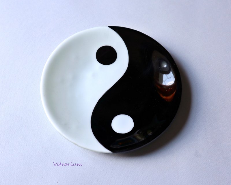 Yin-Yang Fused glass dish, Mandala home decor, Yoga and Buddhist Symbols, glass - 盤子/餐盤/盤架 - 玻璃 黑色