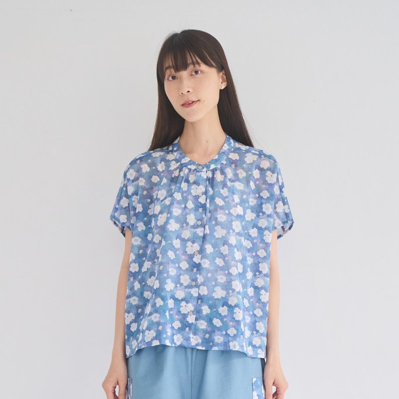 透膚寬版上衣/花韻/晨霧藍/花束 - 女上衣/長袖上衣 - 棉．麻 藍色