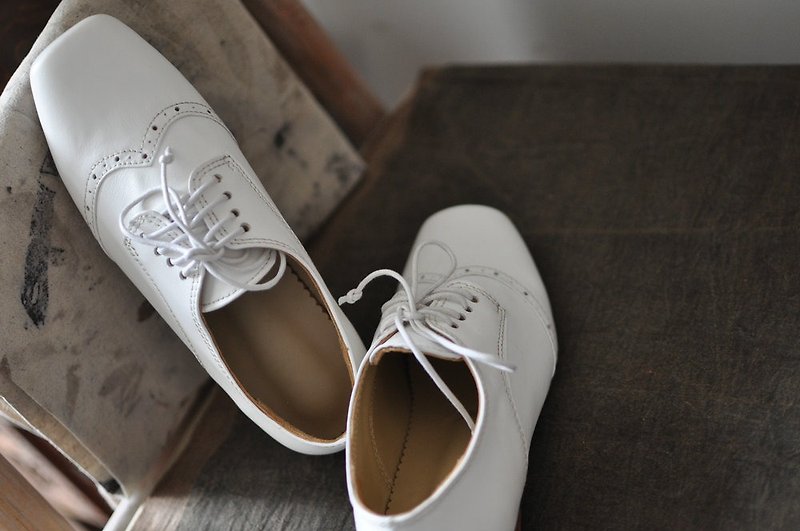 Hidden. Handmade customized white square toe brogue retro leather shoes - รองเท้าอ็อกฟอร์ดผู้หญิง - หนังแท้ ขาว