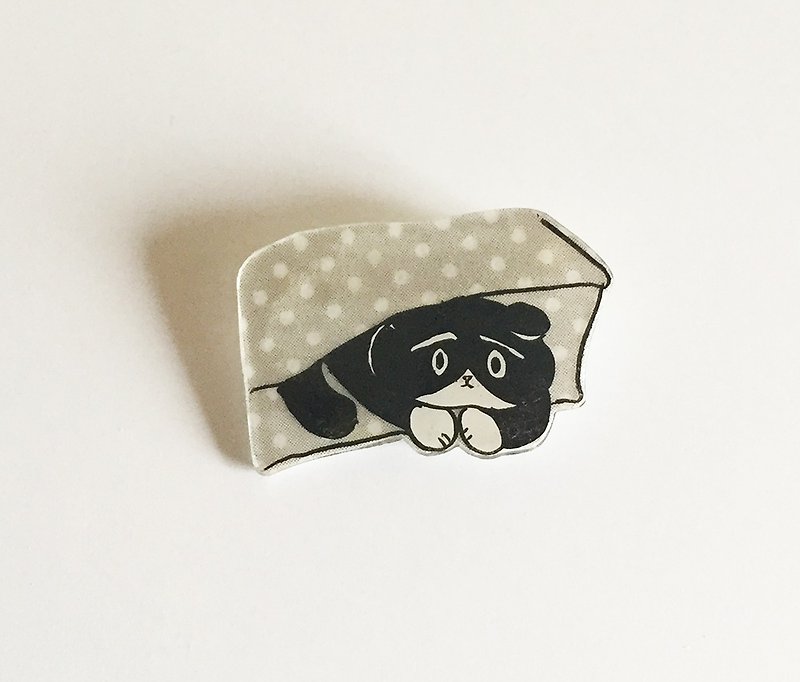 Hide and seesky black and white cat's Plavan brooch - เข็มกลัด - พลาสติก ขาว