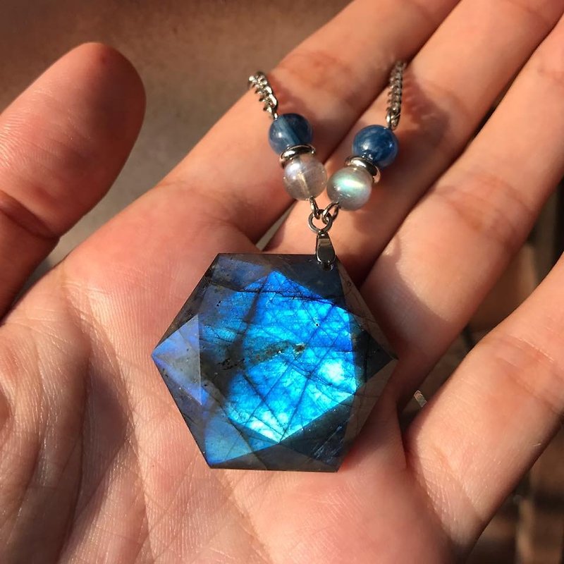 【Lost And Find】Natural Blue Labradorite Star of david necklace - สร้อยคอ - เครื่องเพชรพลอย สีน้ำเงิน