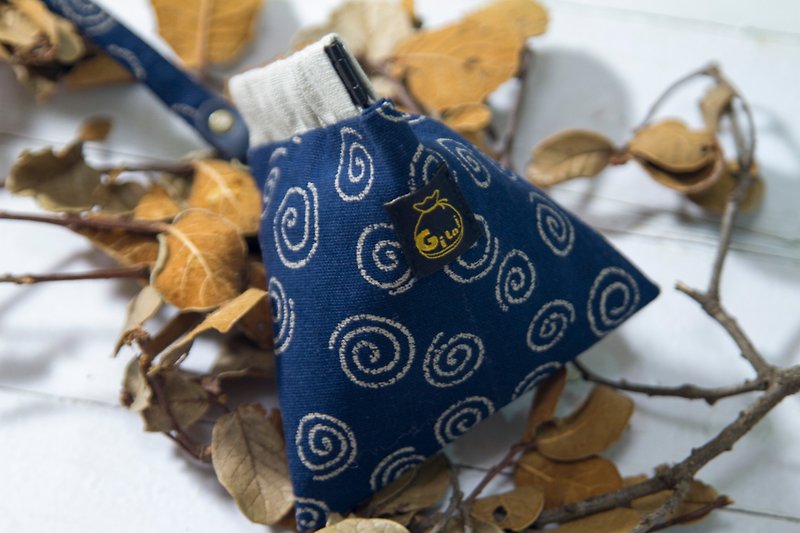 【Gi LAI】彈片三角粽子包-和風系 - 零錢包/小錢包 - 棉．麻 藍色
