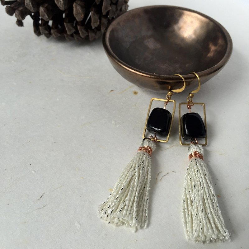 Little gift idea  |  Natural stone tassel earrings  |  Black Oynx  |  Hand wired  |  Yellow brass - ต่างหู - วัสดุอื่นๆ สีดำ