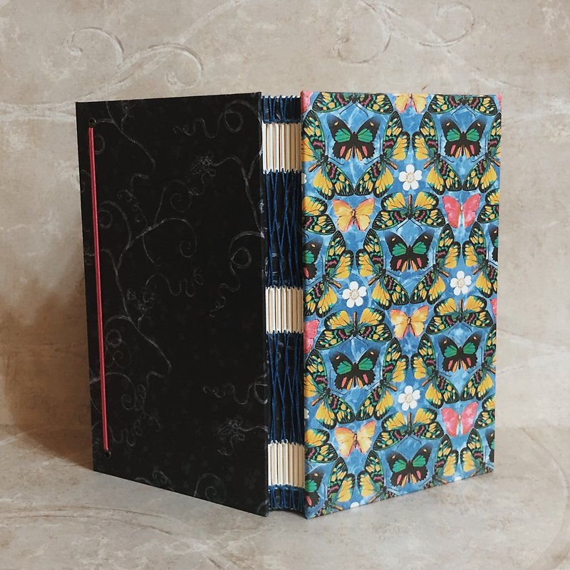 Crocodile Miss Butterfly French Handmade Book - สมุดบันทึก/สมุดปฏิทิน - กระดาษ 