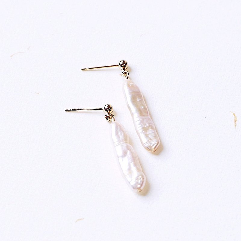 Pinkish shiny beige long natural pearl special shape 14K ear acupuncture - Earrings & Clip-ons - Gemstone White