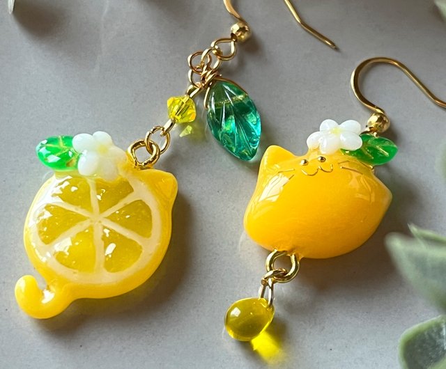 レモン猫ちゃんのアシンメトリーピアス イヤリング レジン ハンドメイド lemon handmade resin cat - ショップ SkRd  handmadeshop ピアス・イヤリング - Pinkoi