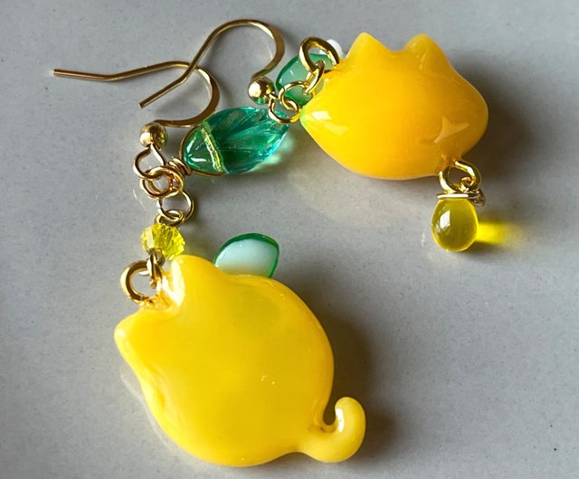 レモン猫ちゃんのアシンメトリーピアス イヤリング レジン ハンドメイド lemon handmade resin cat - ショップ SkRd  handmadeshop ピアス・イヤリング - Pinkoi