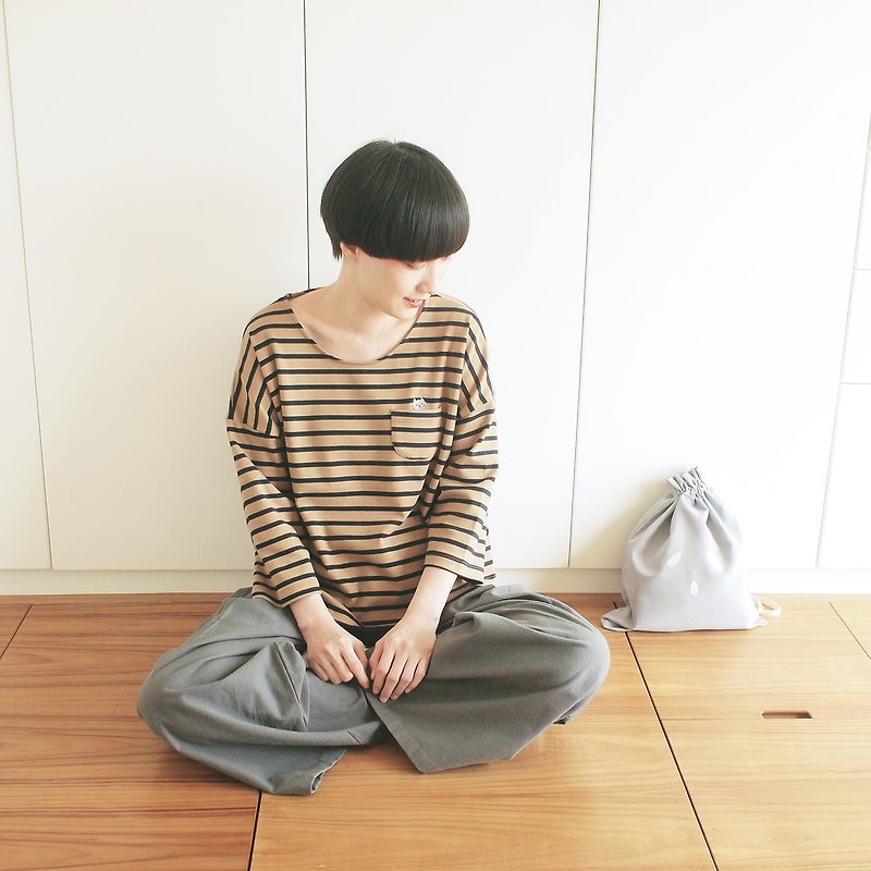 cat soup t-shirt : brown × navy - เสื้อยืดผู้หญิง - ผ้าฝ้าย/ผ้าลินิน สีนำ้ตาล