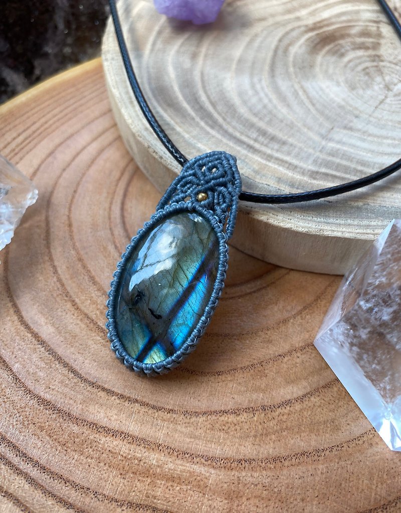 P184 Ethnic Wind Neutral Simple Original Wax Braided Labradorite Pendant (with Leather Cord)