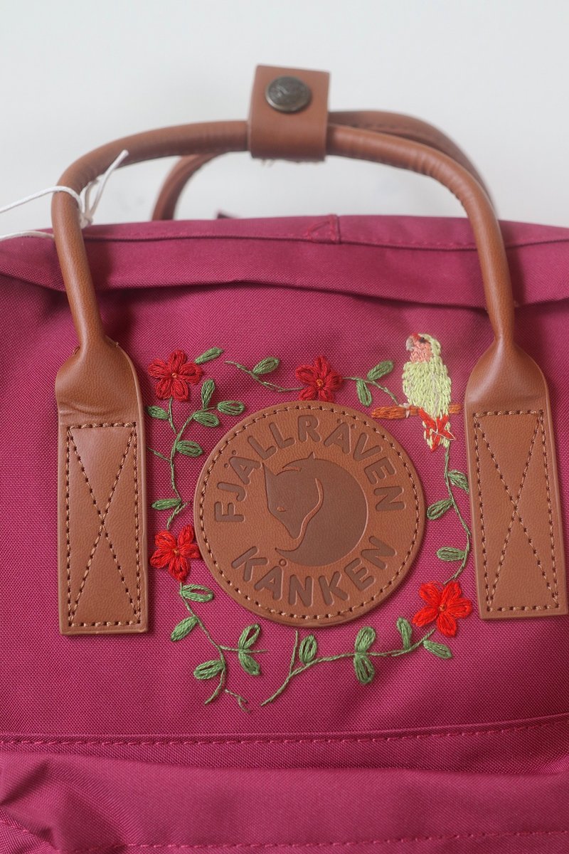 Parrot fruit garland//kanken classic bag with red leather handle - กระเป๋าเป้สะพายหลัง - เส้นใยสังเคราะห์ สีแดง