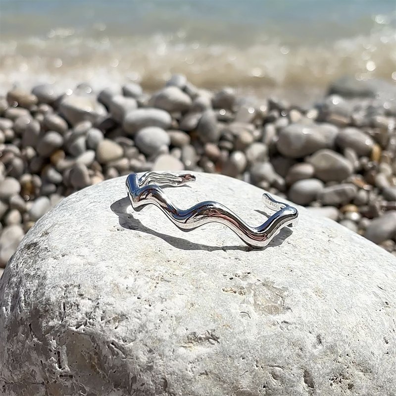 Jasmine Wavy Cuff Bracelet – Sterling Silver - 手鍊/手環 - 純銀 銀色