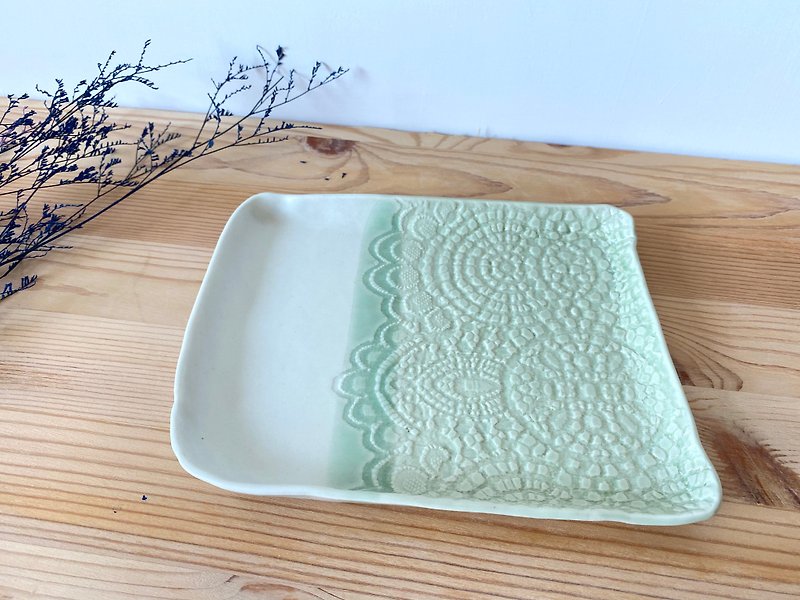 Pottery plate (lace)-handmade - จานและถาด - ดินเผา สีเขียว