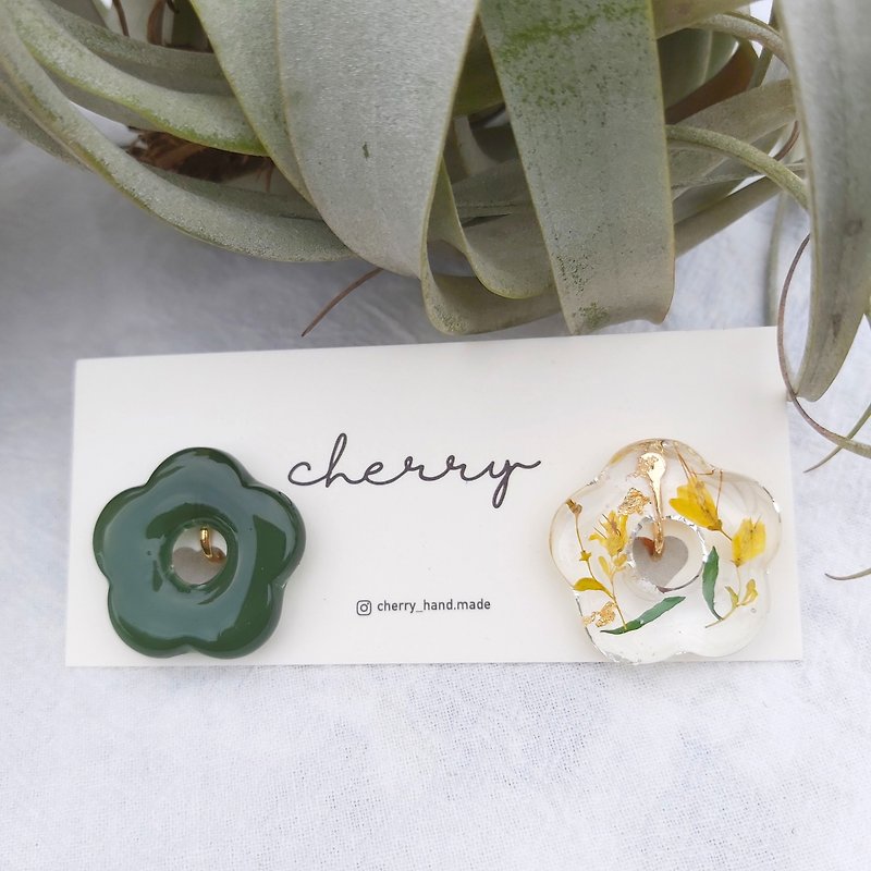 The Sound of Flower I Handmade Earrings Resin Dry Flower UV Glue Clip-On Ear Pin Ear Hook 14K - ต่างหู - เรซิน สีเขียว