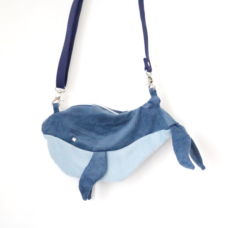 不開心的Little Whale 手工斜背包 鯨魚 - 側背包/斜背包 - 其他材質 藍色