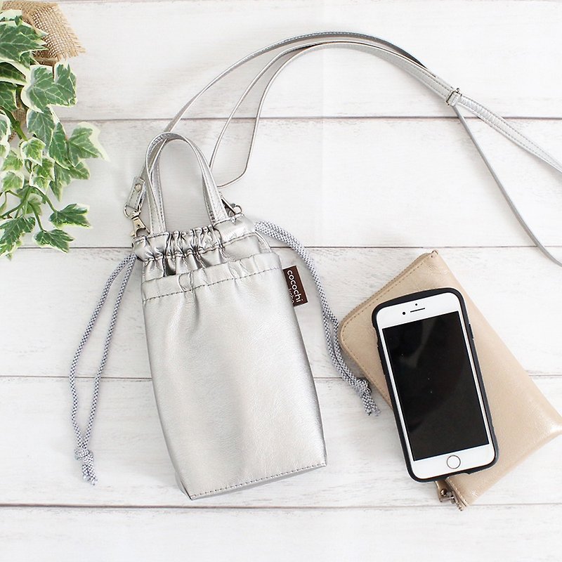 Ultra-lightweight drawstring smartphone pochette metallic silver made of artificial leather - กระเป๋าแมสเซนเจอร์ - หนังเทียม สีเงิน