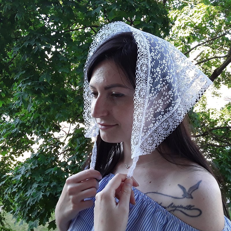 Sheer lace headscarf, triangle bandana with ties, summer hair kerchief handmade - หมวก - เส้นใยสังเคราะห์ ขาว