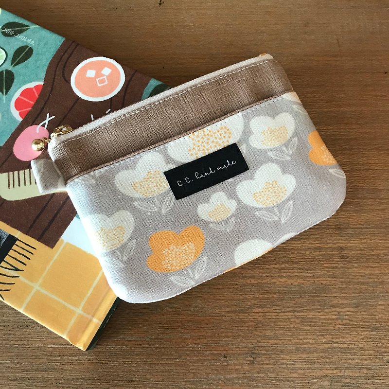 Nordic style double zipper bag-sweet cocoa white flower - กระเป๋าใส่เหรียญ - ผ้าฝ้าย/ผ้าลินิน สีกากี