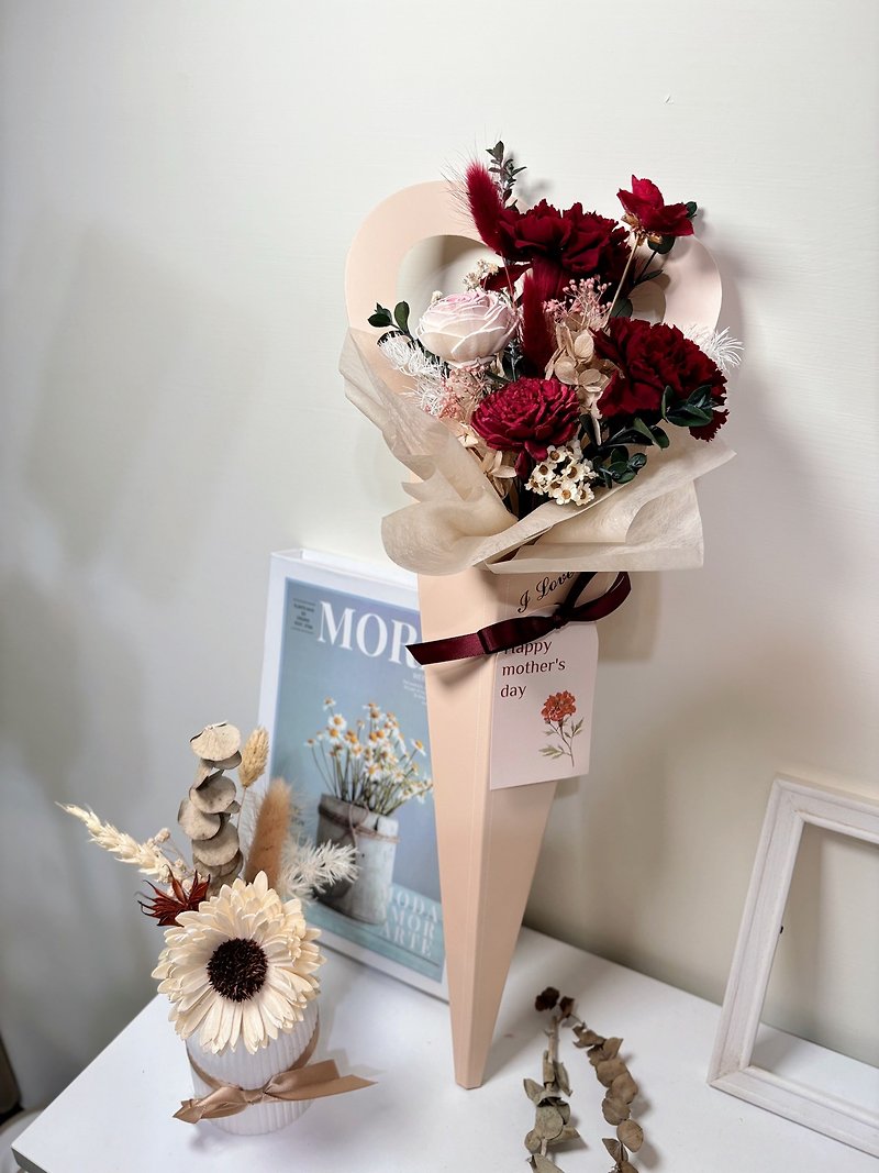 Mother's Day Love Portable Carnation Bouquet - Burgundy - ช่อดอกไม้แห้ง - พืช/ดอกไม้ สีแดง
