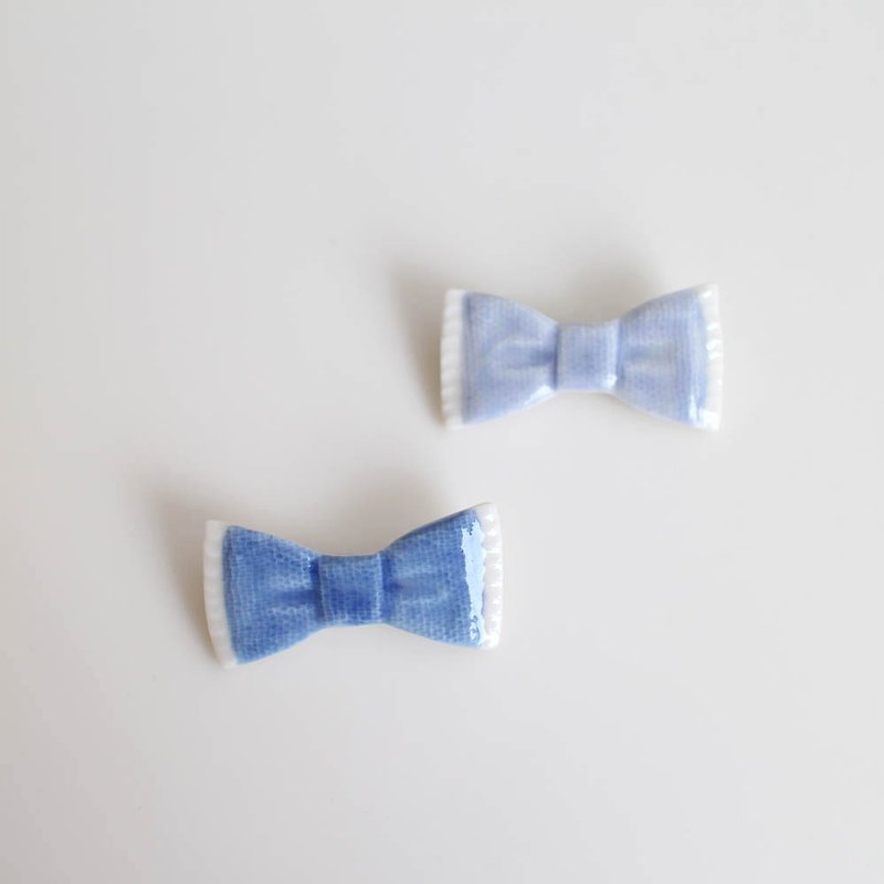Denim ribbon brooch - ブローチ - 磁器 ブルー