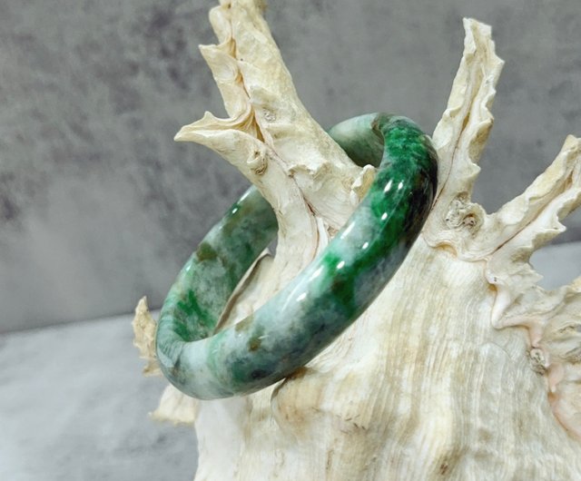 A貨　ミャンマー翡翠　彫刻バングル　腕輪 A貨 ミャンマー 翡翠 彫刻バングル 腕輪 龍香堂 ブレスレット ヒスイ