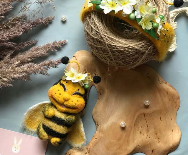 Bee toy and bee headband. Newborn bee costume. Bee props.