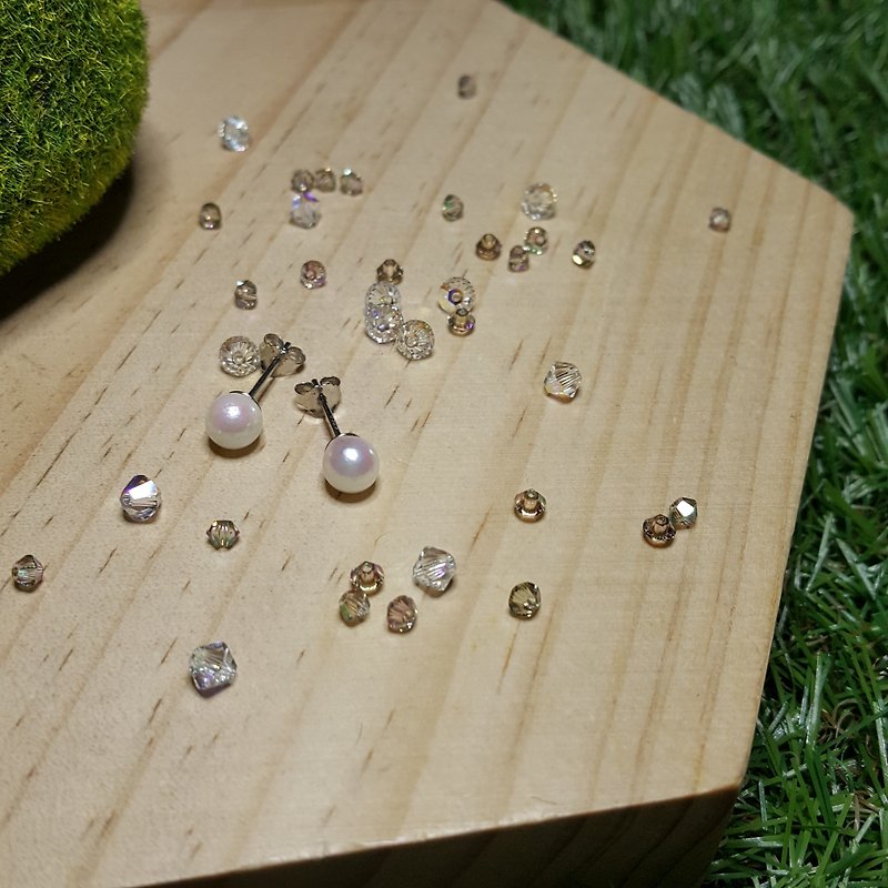 Sea Of Love: Dainty Japanese Akoya Sea Pearl Stud Earrings - Earrings & Clip-ons - Pearl White