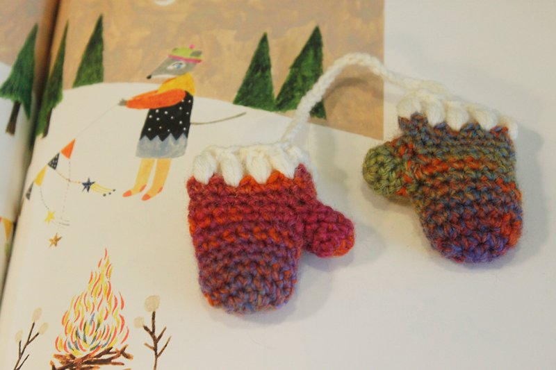 クマの足の手が作りました。森の小さなキツネの手袋端子へ - ブローチ - ウール 