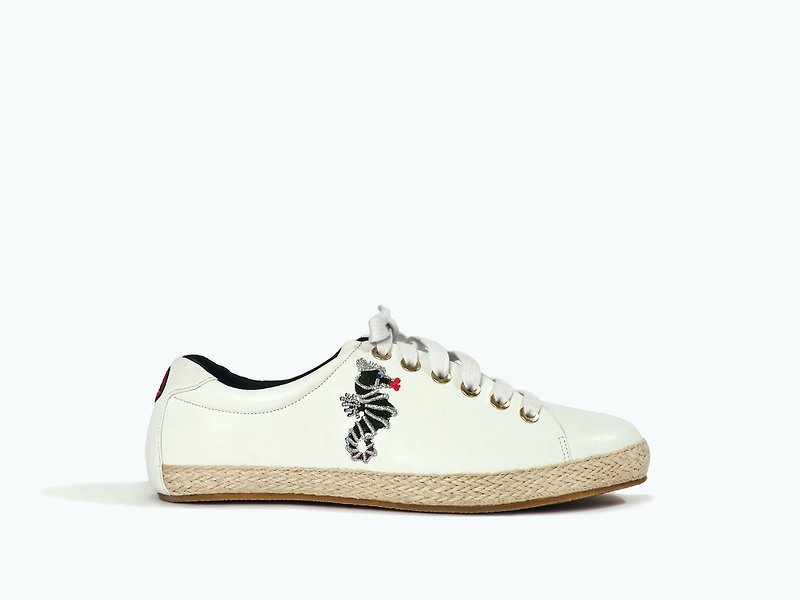 HEXA รองเท้าส้นเตี้ย 1 นิ้ว รุ่น Tyler Sneaker หนัง สี White - รองเท้าหนังผู้หญิง - หนังเทียม ขาว