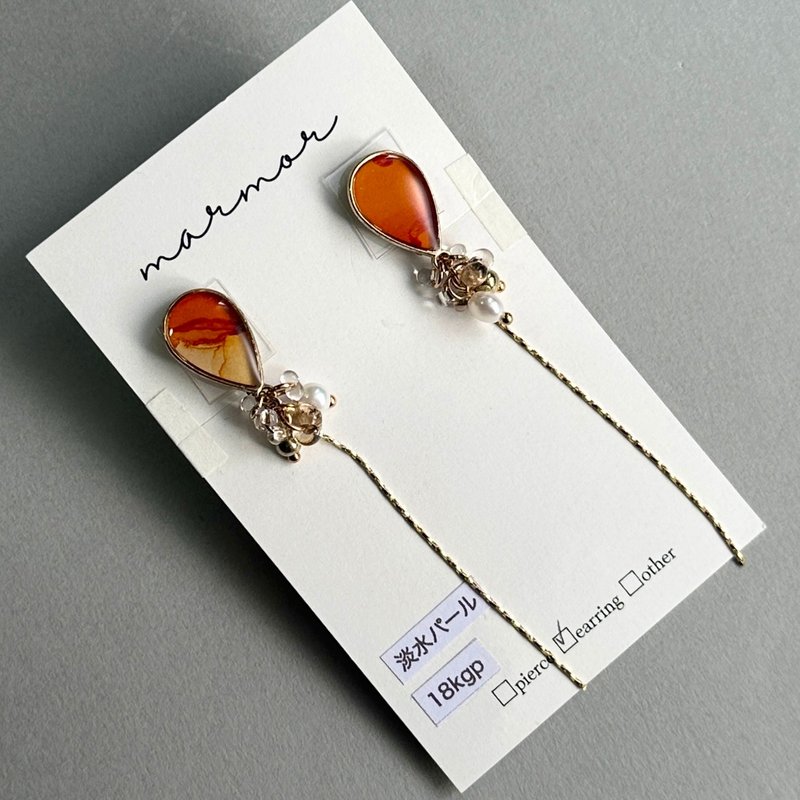 【1点のみ】オレンジ　アルコールインクアート　ロング　イヤリング　18kgp 　揺れる　ゴールド　淡水パール　チェコガラスビーズ　シンプル　人と被らない - 耳環/耳夾/耳骨夾 - 樹脂 橘色
