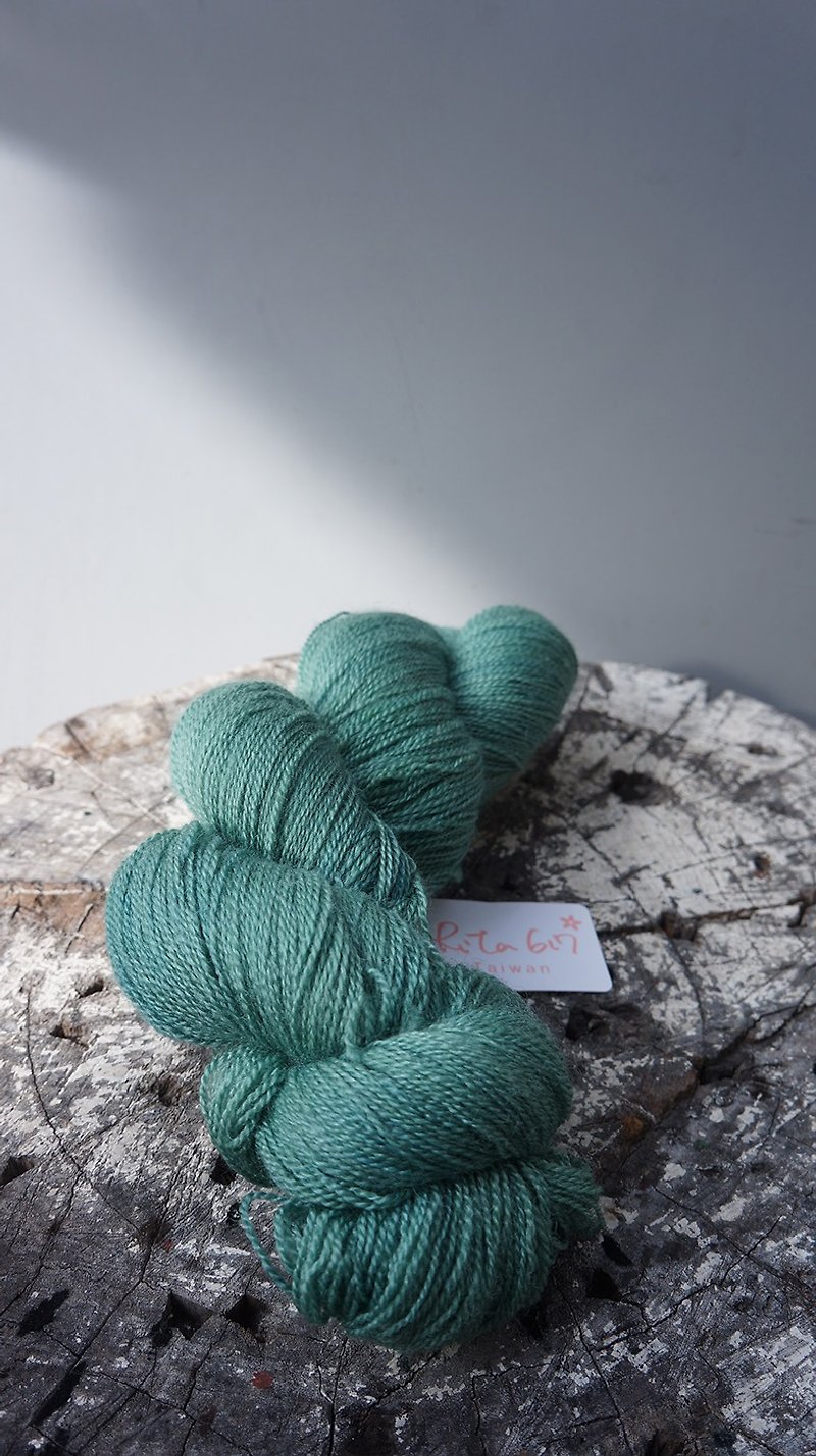 手染蕾絲線。青草(BFL/Silk/8020) - 編織/刺繡/羊毛氈/縫紉 - 羊毛 綠色