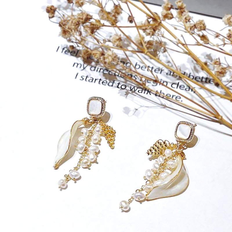 1KM Tree Shadow Breeze‧Pearl Swaying Resin Flower Earrings - Ear Needle - ต่างหู - เรซิน 