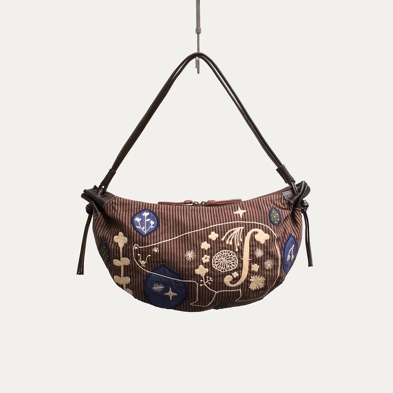 Polar bear Embroidery - Croissant bag - กระเป๋าแมสเซนเจอร์ - ผ้าฝ้าย/ผ้าลินิน สีนำ้ตาล