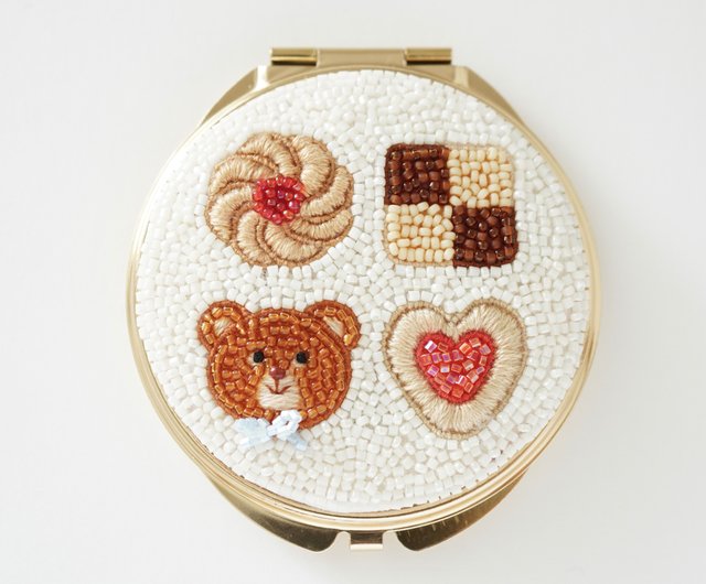 ビーズ刺繍のクッキーコンパクトミラー(クッキーアソート&くま