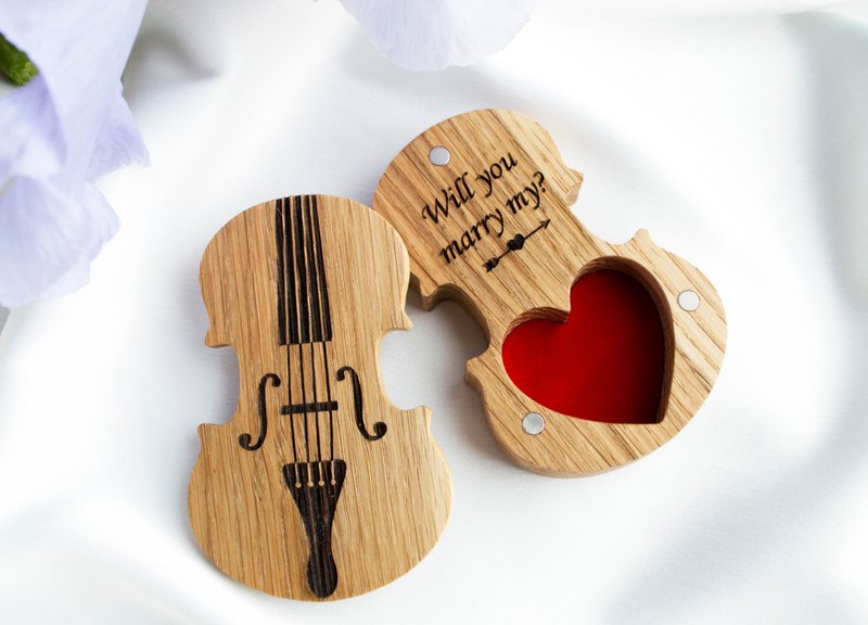 Wooden Violin Ring Box – Custom Engraved Wedding Ring Holder, Proposal Ring Box - 對戒 - 木頭 多色