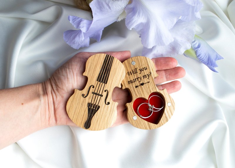 木製ヴァイオリンリングボックス – カスタム刻印 結婚指輪ホルダー、プロポーズリングボックス - ペアリング - 木製 多色
