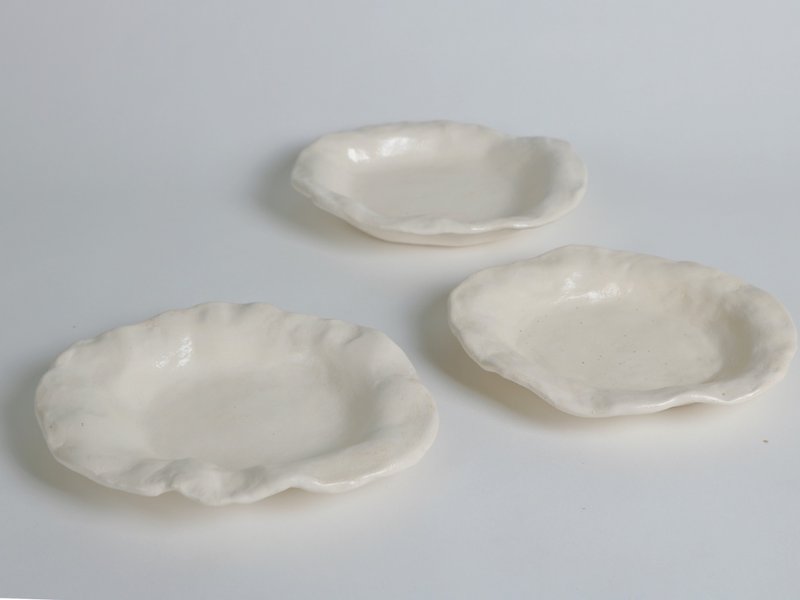 /Tuotuo Cloud/ Hand-kneaded ceramic plate - Plates & Trays - Pottery White