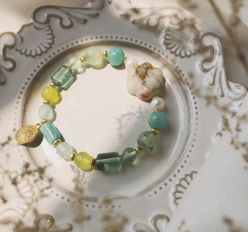 Green cherry blossom agate cat paw bracelet. A cat basking in the sun in the back garden holds a cat purification wooden plate. - สร้อยข้อมือ - คริสตัล สีใส