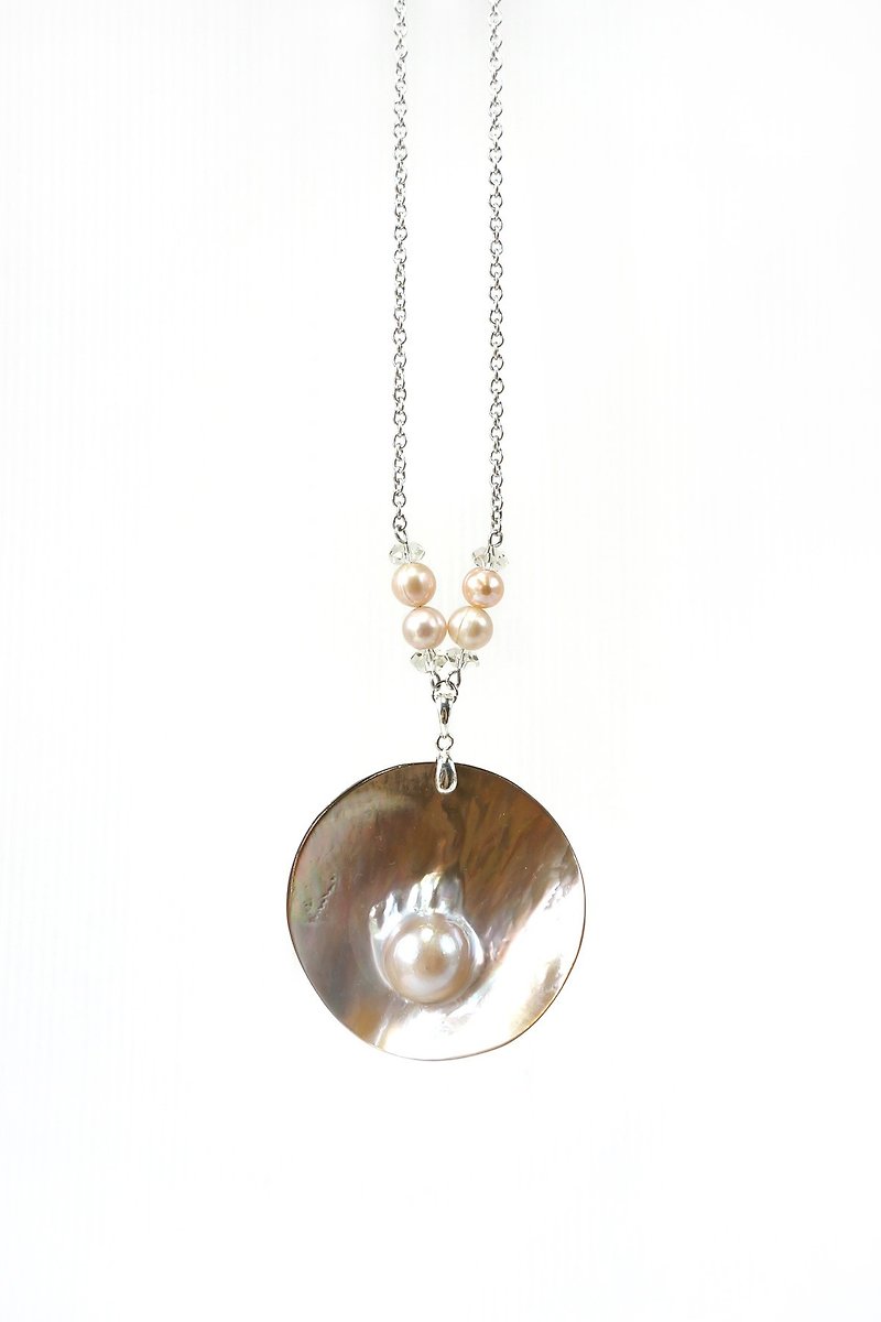 Shell on Pearl Unique Pendant Necklace - สร้อยคอ - เครื่องเพชรพลอย สีกากี
